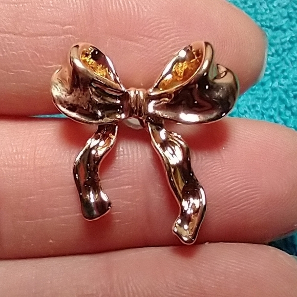 Goldtone bow pierced post earrings - Picture 1 of 4